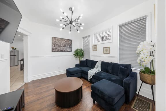 Sleeps 8, Stylish Home, Great Access NYC & EWR